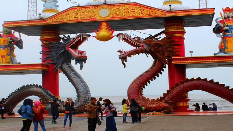 Wisata Kenpark Surabaya Dengan Bangunan Mirip Temple Of Heaven Di China