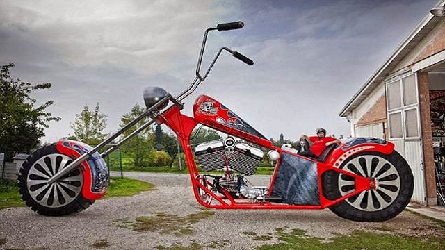 Ini Penampakan Motor Terbesar didunia, Panjangnya 10 Meter
