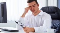 Tips Agar Mata Tetap Sehat Meskipun Lama Menatap Layar Ponsel