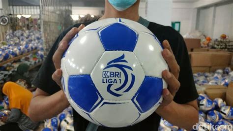 Dari Fans ke Rekan Kerja Sepak Bola